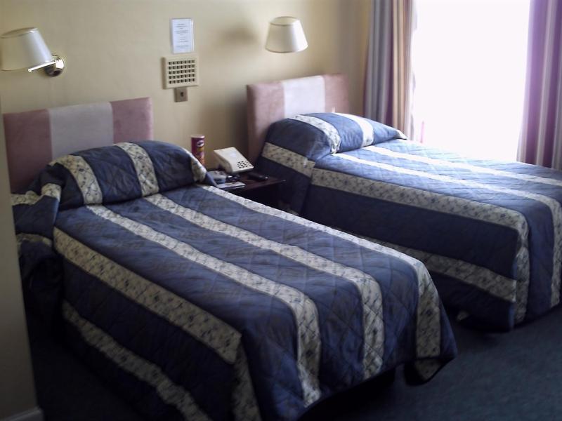 Standard Twin Room image 4