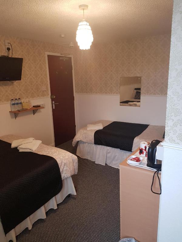 Triple Room with Shower image 1