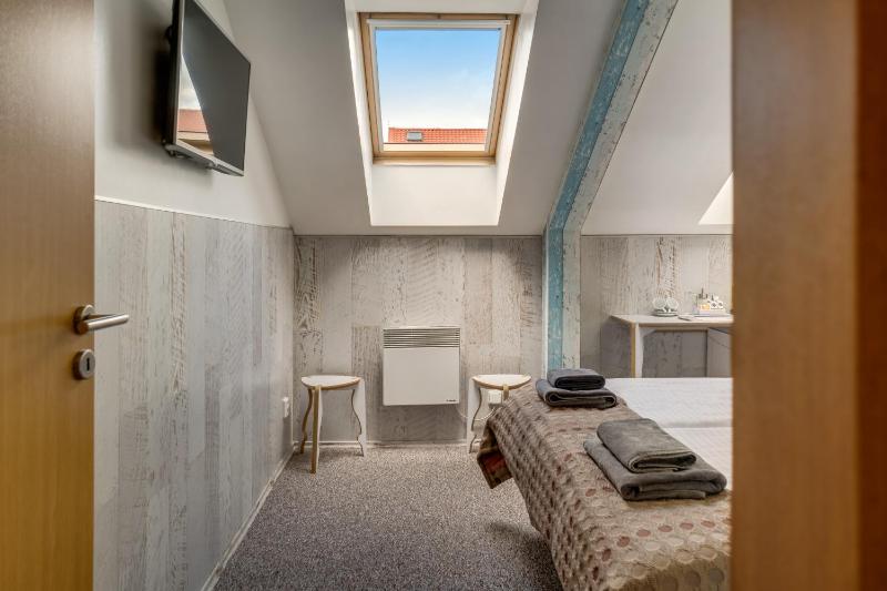 Royal Court Hotel - image 4