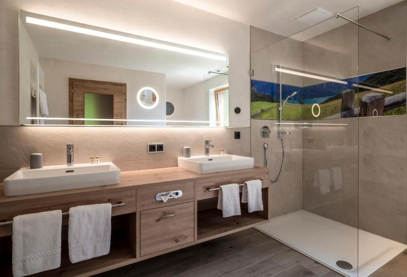 Junior Suite with Mountain View image 4