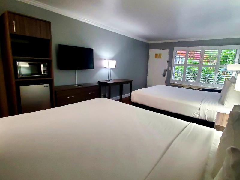 Queen Room with Two Queen Beds image 3