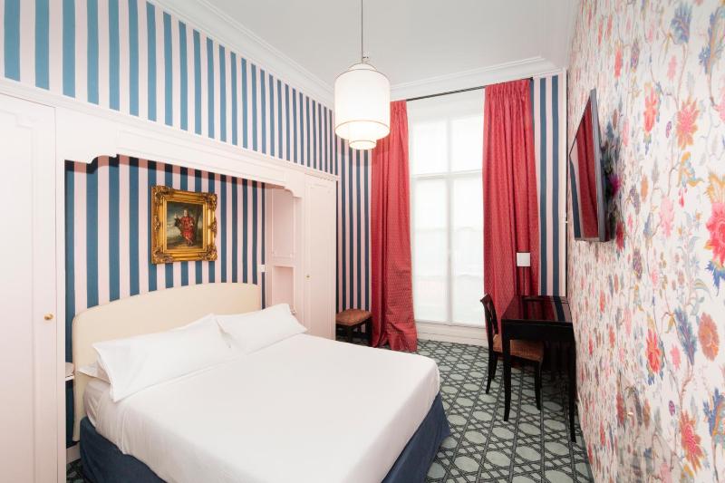Classic Double Room with Bath image 1