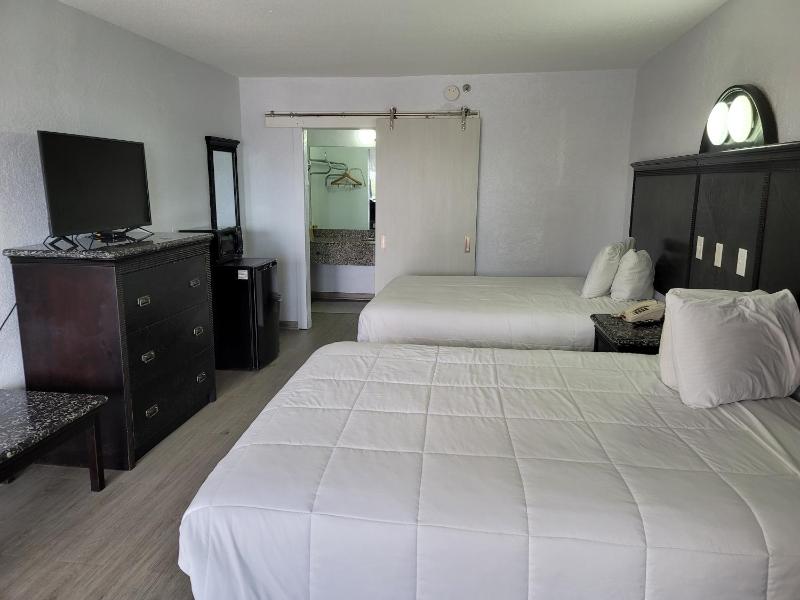 Queen Room with Two Queen Beds - Non-Smoking image 3