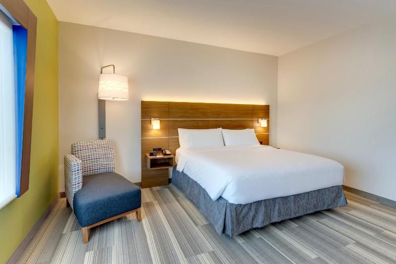 Standard King Room with Extra Space image 2