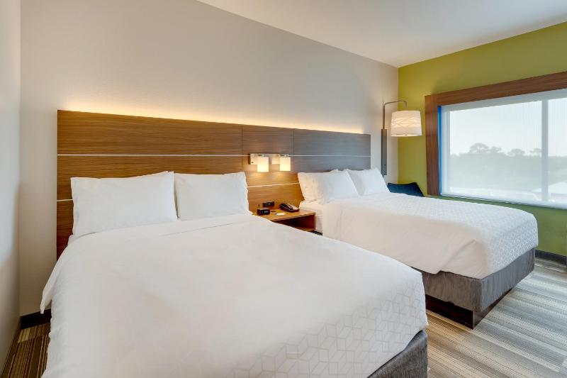 Standard Queen Room with Two Queen Beds image 3