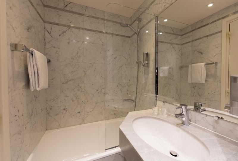 Classic Double Room with Bath image 4