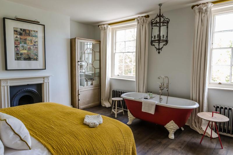 Deluxe King Room image 3