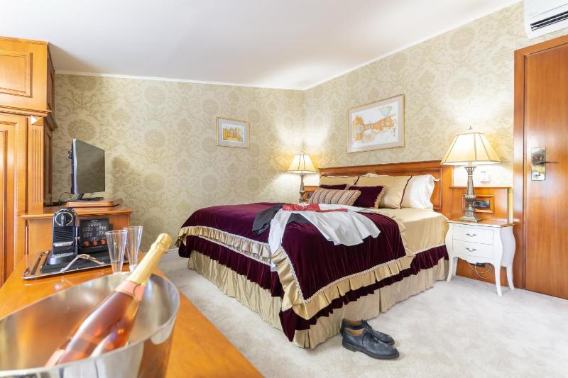 Deluxe Chic Room image 1