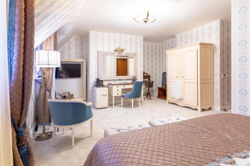 Deluxe Chic Room image 2