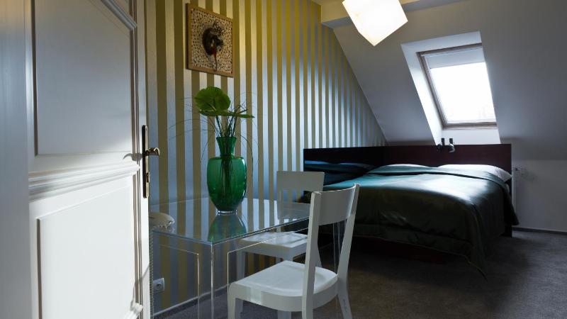 Double Room image 3