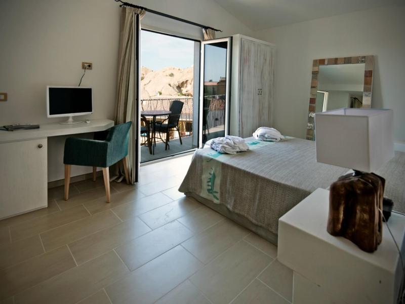 Junior Suite with Balcony and Sea View image 2