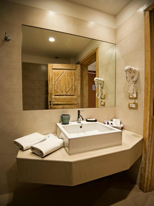 Junior Suite with Balcony and Sea View image 4