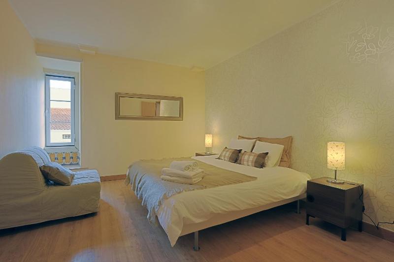 AP 1 - Three Bedroom Apartment Trindade Street image 1