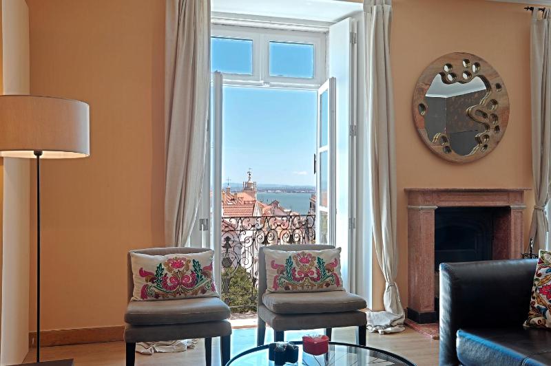 AP 1 - Three Bedroom Apartment Trindade Street image 4
