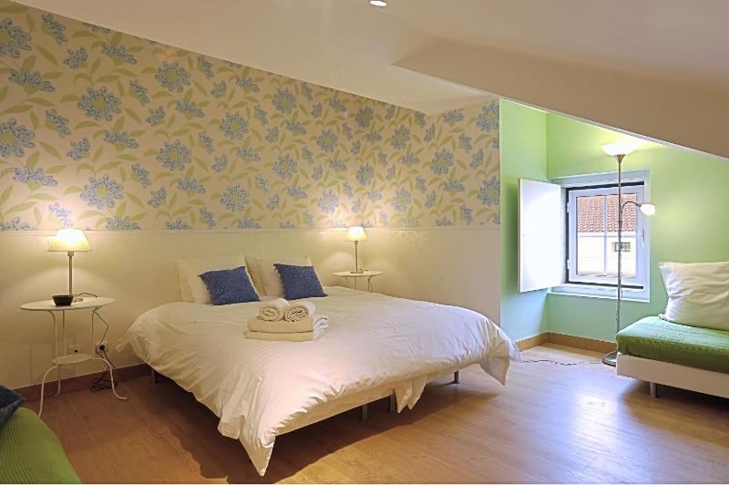 AP 1 - Three Bedroom Apartment Trindade Street image 3