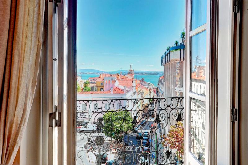 AP 2 - Two Bedroom Apartment Trindade Street image 1