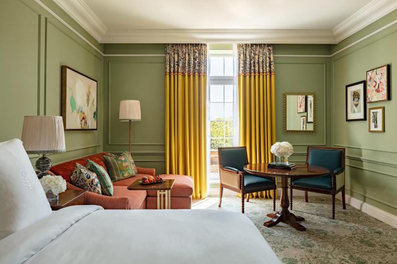 Mews Room with one king bed image 3