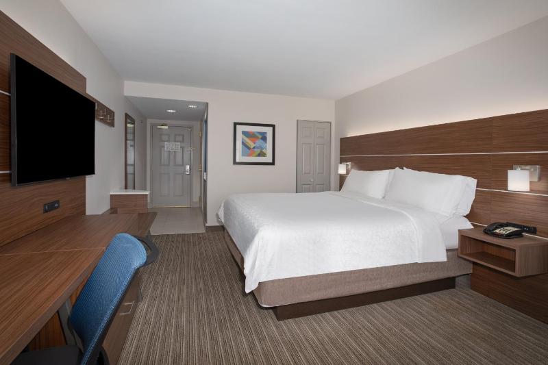 Standard King Room image 2