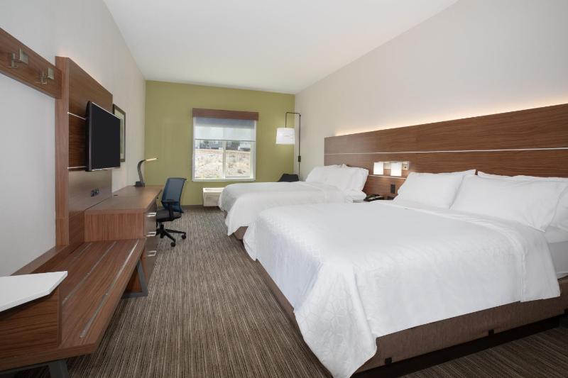 Standard Queen Room with Two Queen Beds image 3