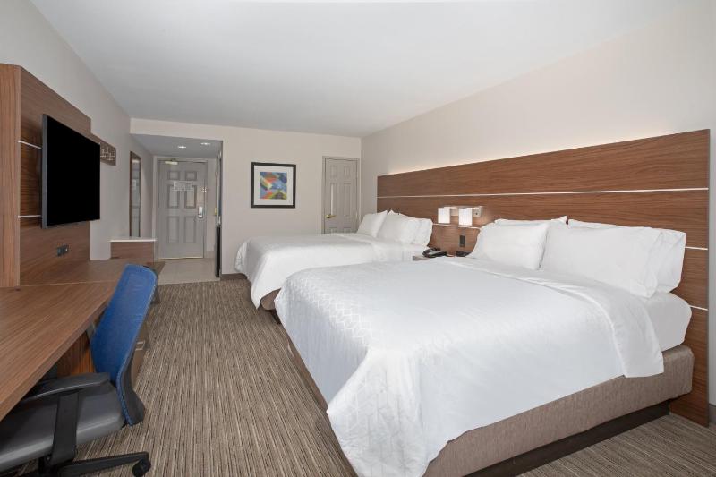 Standard Queen Room with Two Queen Beds image 2