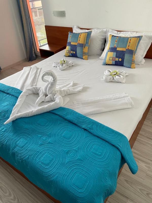 Triple Room with Balcony image 4