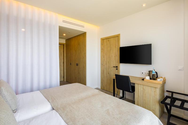 Classic Double Room with Pool View  image 4