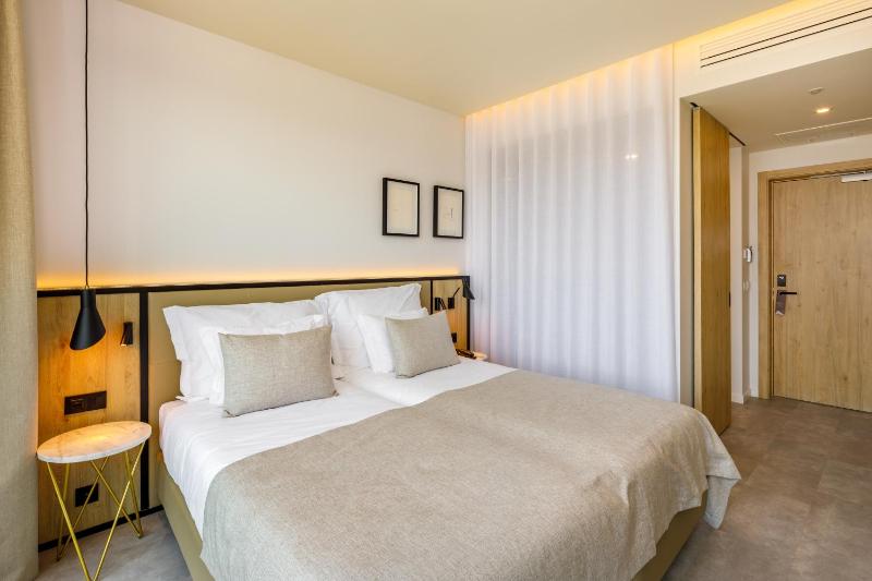 Classic Double Room image 4