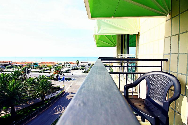 Triple Room with Balcony and Lateral Sea View image 2