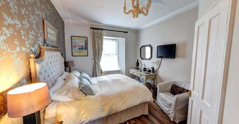 Ascot House Hotel - image 27