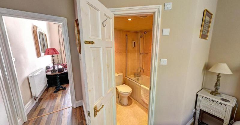 Ascot House Hotel - image 3