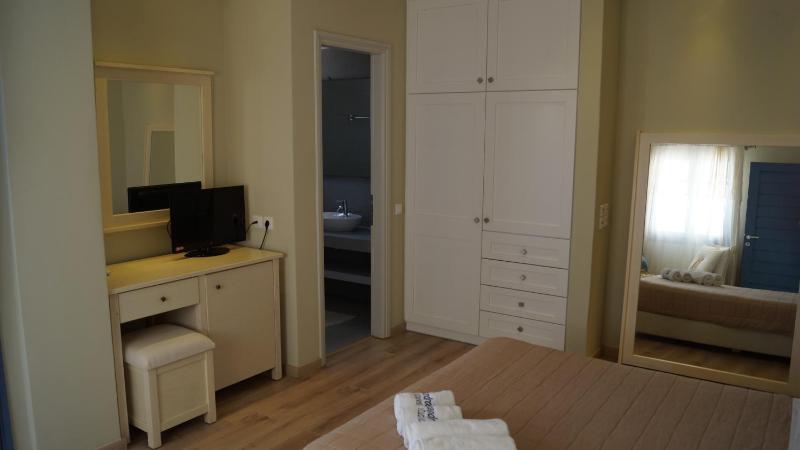 Deluxe Double Room image 4