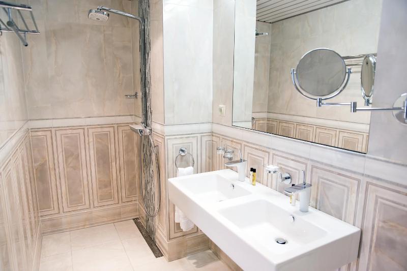 Junior Suite with Waterpark and Spa Access image 4