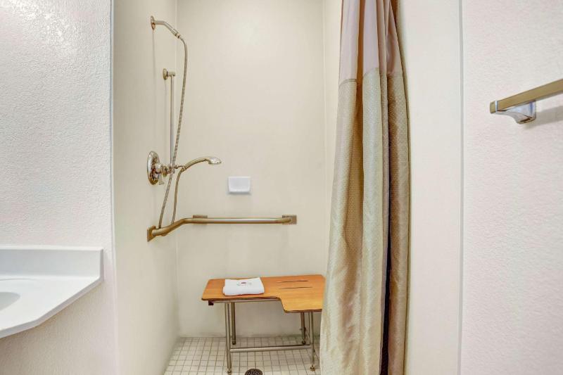 King Room with Roll-in Shower - Disability Access - Non-Smoking image 2