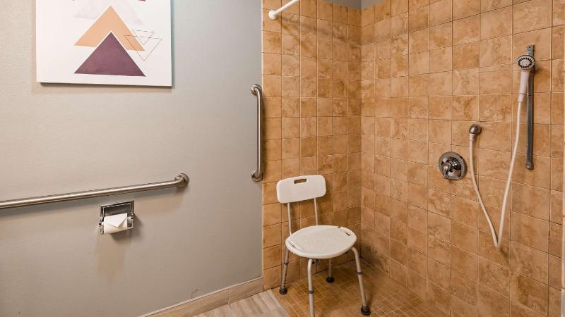 King Room with Roll-in Shower - Disability Access/Non-Smoking image 2
