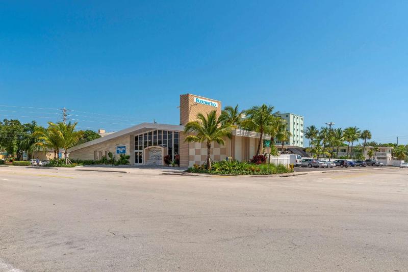 Downtown Hollywood Gardens Inn & Suites - image 4