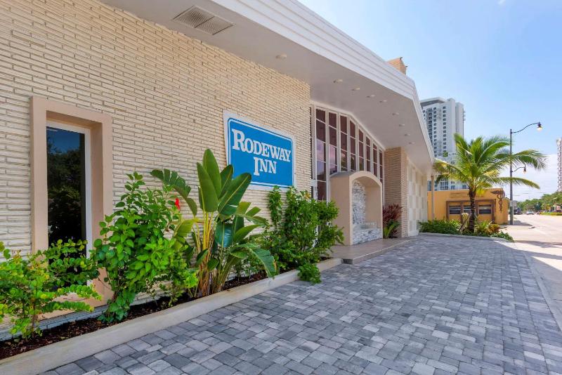 Downtown Hollywood Gardens Inn & Suites - image 20