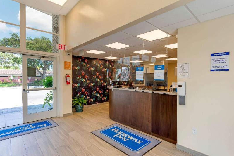 Downtown Hollywood Gardens Inn & Suites - image 27