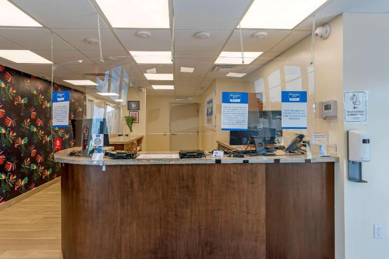 Downtown Hollywood Gardens Inn & Suites - image 3
