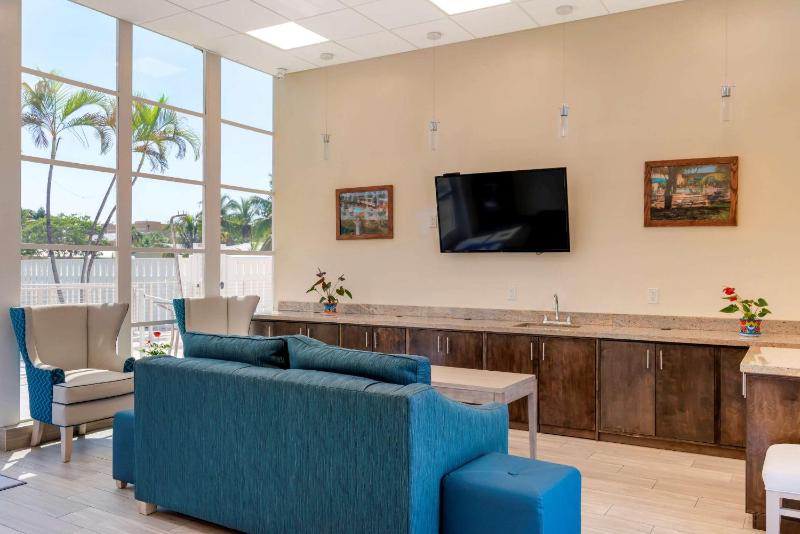 Downtown Hollywood Gardens Inn & Suites - image 10