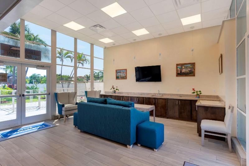 Downtown Hollywood Gardens Inn & Suites - image 36