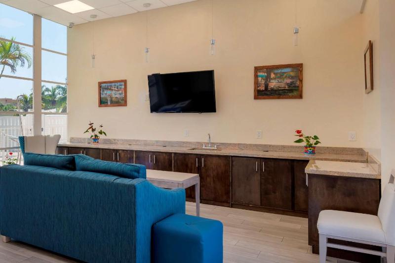 Downtown Hollywood Gardens Inn & Suites - image 18
