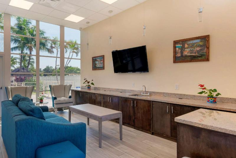 Downtown Hollywood Gardens Inn & Suites - image 35