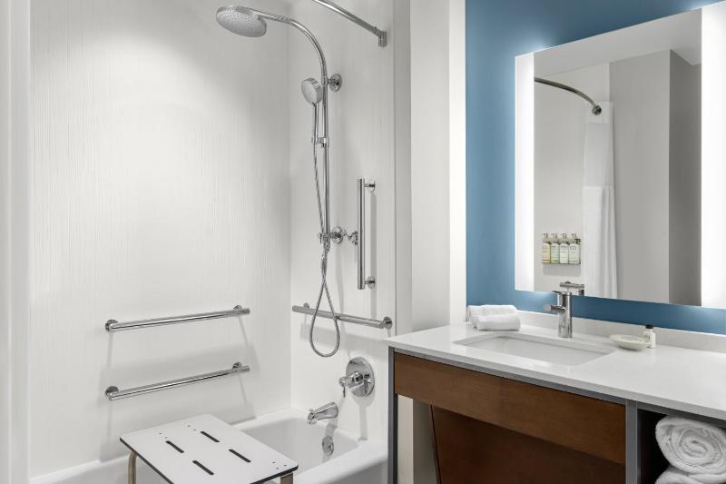 Standard Queen Room with Two Queen Beds and Mobility Accessible Tub image 2