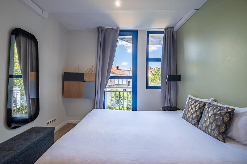 One-Bedroom Apartment image 3