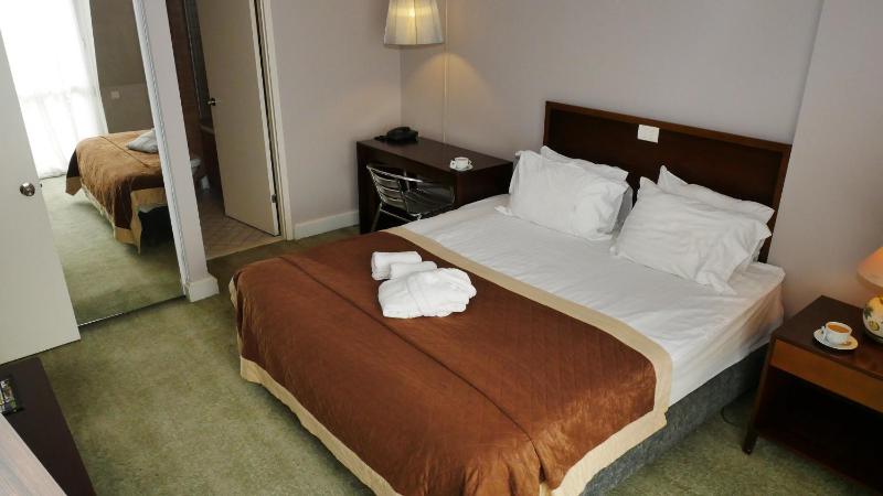 Deluxe Family Room image 2