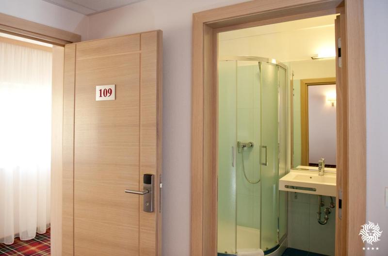 Standard Twin Room image 2