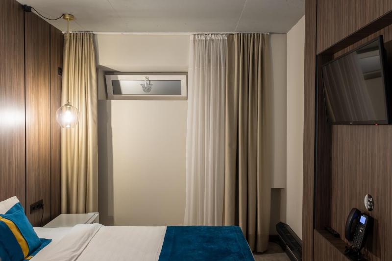 Budget Double Room - Basement Room image 4