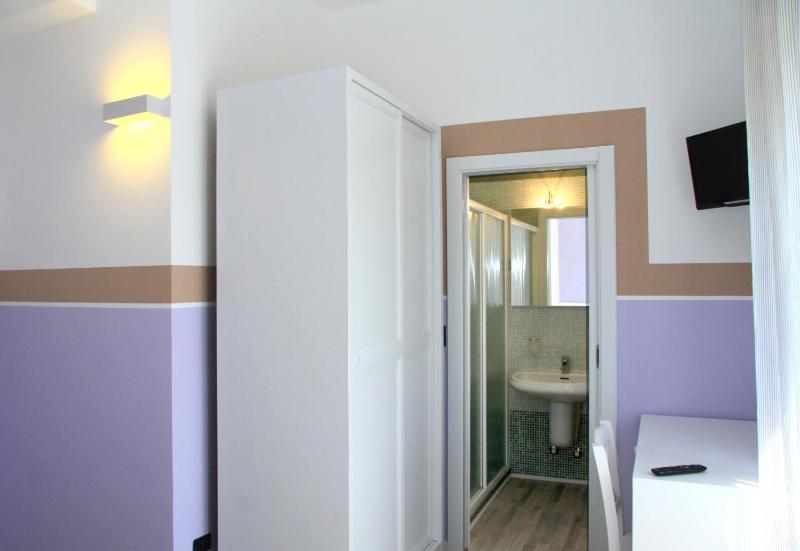 Double Room with Balcony image 4