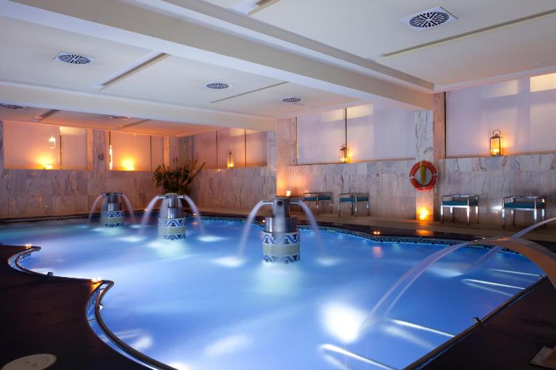 Twin Room with Spa Access image 3