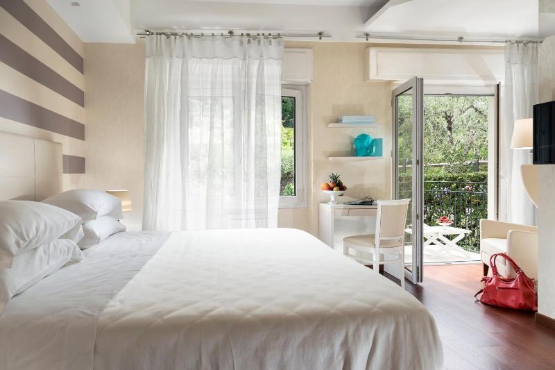 Double Room image 3